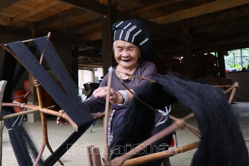 Người dân Bản Hon (huyện Tam Đường) kéo sợi dệt vải may trang phục truyền thống.
